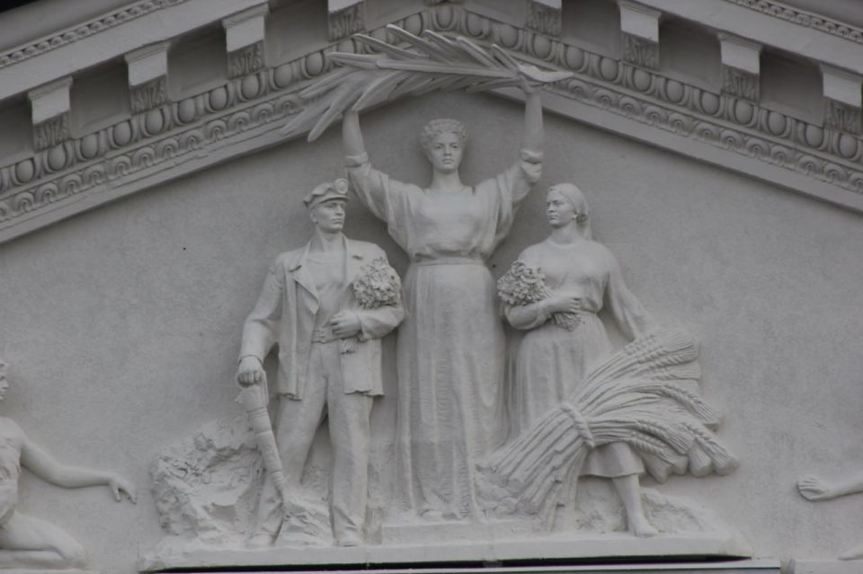 На фасад Краснодонского ДК имени «Молодой гвардии» «вернулись» отреставрированные декоративные скульптуры На фасад Краснодонского ДК имени «Молодой гвардии» «вернулись» отреставрированные декоративные скульптуры