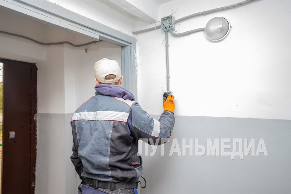 Единая управляющая компания ремонтирует входные группы подъездов многоквартирных домов Луганска Единая управляющая компания ремонтирует входные группы подъездов многоквартирных домов Луганска