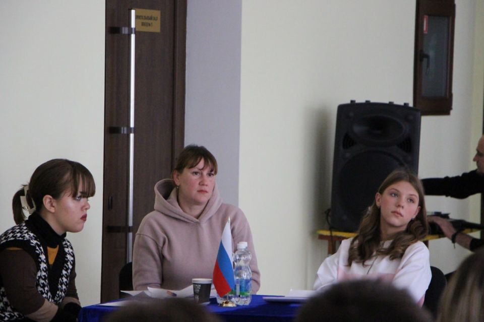 В Меловском центральном Доме культуры состоялось открытие дебатного клуба "Мнение молодёжи" В Меловском центральном Доме культуры состоялось открытие дебатного клуба "Мнение молодёжи"