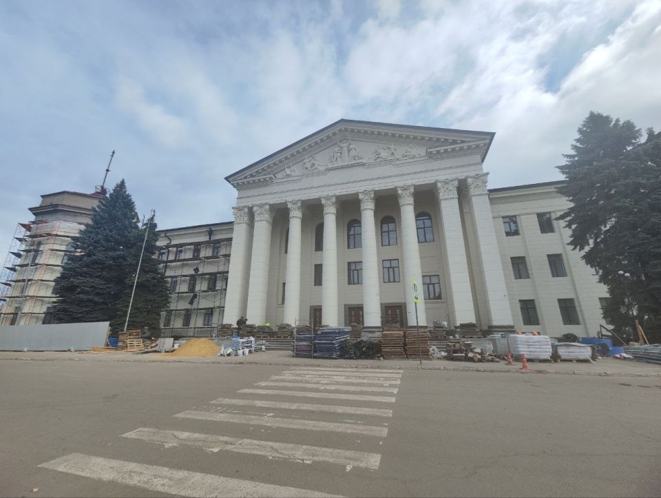 На фасад Краснодонского ДК имени «Молодой гвардии» «вернулись» отреставрированные декоративные скульптуры На фасад Краснодонского ДК имени «Молодой гвардии» «вернулись» отреставрированные декоративные скульптуры