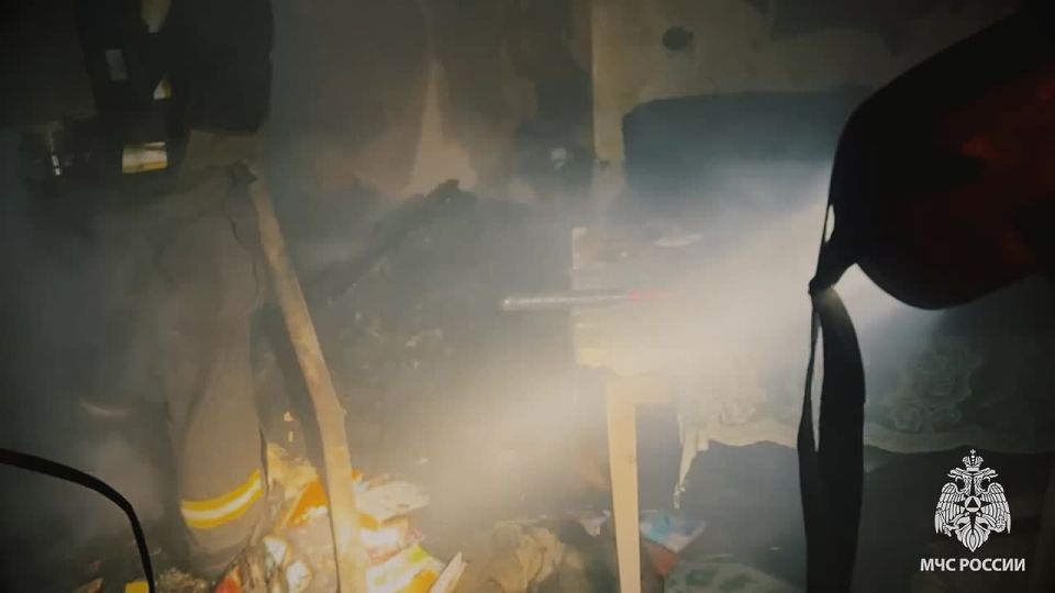 На пожаре в Луганске силами МЧС России спасены 3 человека, в том числе ребёнок