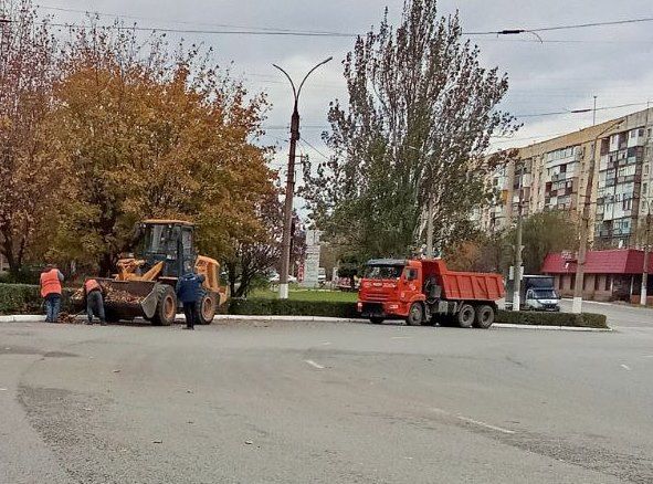 Коммунальные службы проводят работы на территории города Коммунальные службы проводят работы на территории города
