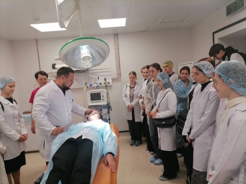 В Краснодонской многопрофильной больнице прошел День открытых дверей для школьников В Краснодонской многопрофильной больнице прошел День открытых дверей для школьников