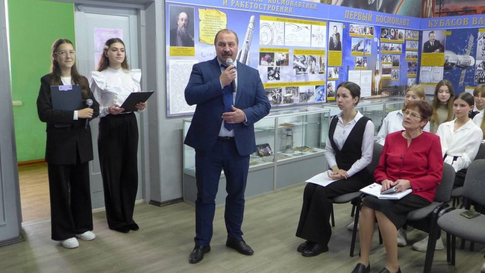 В канун юбилейной годовщины полёта Г.С.Шонина и В.Н. Кубасова состоялся телемост между Ровеньковской гимназией №1 им.Г.С.Шонина и СОШ №2 им. В.Н.Кубасова г.Вязники Владимирской области В канун юбилейной годовщины полёта Г.С.Шонина и В.Н. Кубасова состоялся телемост между Ровеньковской гимназией №1 им.Г.С.Шонина и СОШ №2 им. В.Н.Кубасова г.Вязники Владимирской области