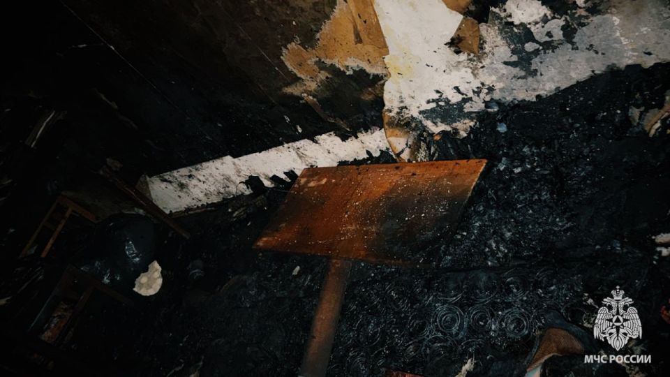 На пожаре в Луганске силами МЧС России спасены 3 человека, в том числе ребёнок На пожаре в Луганске силами МЧС России спасены 3 человека, в том числе ребёнок