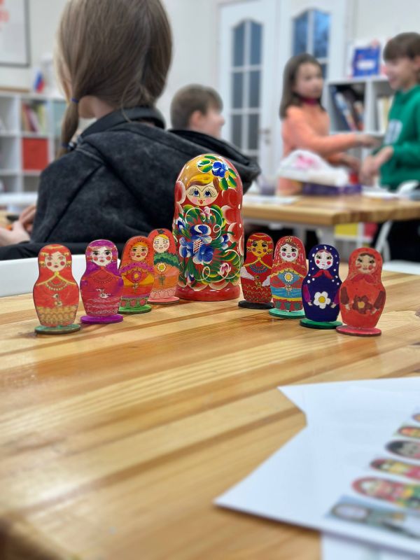 Русские матрешки. В преддверии дня русской матрешки на базе МБУ «Музей истории города Ровеньки» прошел особенный творческий мастер-класс по росписи матрешек для учащихся МБУ ДО «Детская художественная школа г. Ровеньки» Русские матрешки. В преддверии дня русской матрешки на базе МБУ «Музей истории города Ровеньки» прошел особенный творческий мастер-класс по росписи матрешек для учащихся МБУ ДО «Детская художественная школа г. Ровеньки»