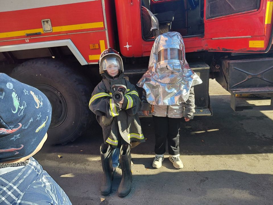 Дети из Лутугинского детского сада «Матрешка» с экскурсией посетили пожарно-спасательную часть Дети из Лутугинского детского сада «Матрешка» с экскурсией посетили пожарно-спасательную часть