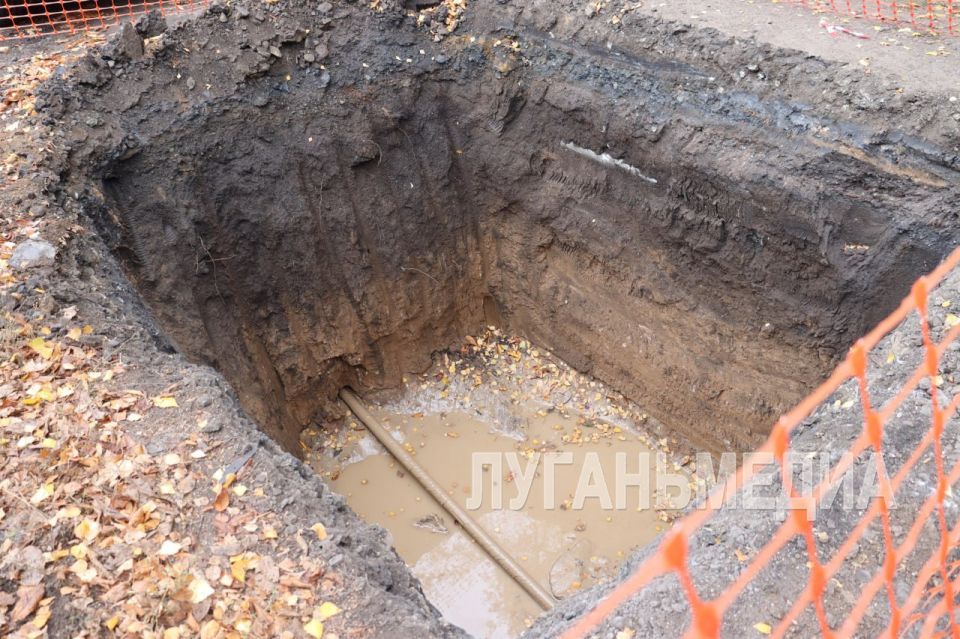 В Свердловске идет капитальный ремонт водопровода до ул. Барбюса по одноименному переулку В Свердловске идет капитальный ремонт водопровода до ул. Барбюса по одноименному переулку