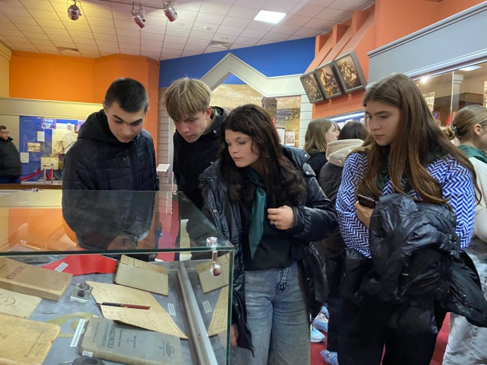 Сохранение памяти о «Молодой гвардии» не только дань уважения героям прошлого, это возможность воспитать поколение, способное противостоять вызовам современности – Денис Мирошниченко Сохранение памяти о «Молодой гвардии» не только дань уважения героям прошлого, это возможность воспитать поколение, способное противостоять вызовам современности – Денис Мирошниченко