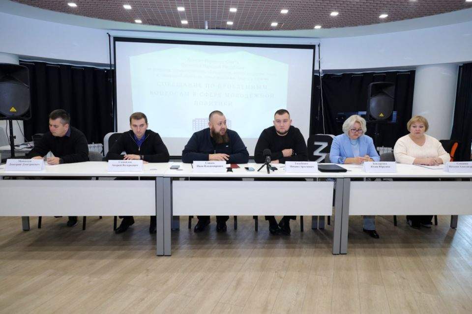 В профильном комитете обсудили проблемные вопросы в сфере молодежной политики