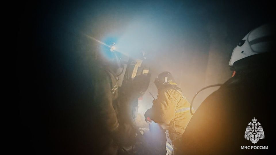 На пожаре в Луганске силами МЧС России спасены 3 человека, в том числе ребёнок На пожаре в Луганске силами МЧС России спасены 3 человека, в том числе ребёнок