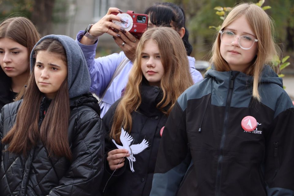 В Стаханове прошла акция памяти ко Дню белых журавлей В Стаханове прошла акция памяти ко Дню белых журавлей