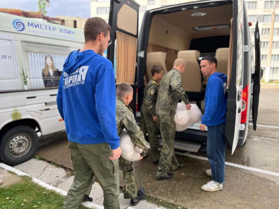 На партийный склад в Казани доставили 500 кг помощи от кадетской школы имени Героя Советского Союза Б.К. Кузнецова На партийный склад в Казани доставили 500 кг помощи от кадетской школы имени Героя Советского Союза Б.К. Кузнецова