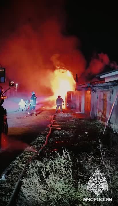 Спасатели МЧС России ликвидировали пожар в гаражном кооперативе «Северный» в Краснодоне, предотвратив распространение огня
