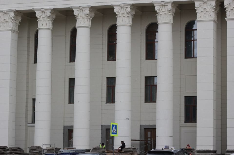 Сергей Козенко: В Краснодоне продолжаются работы по капитальному ремонту фасада городского Дворца культуры имени «Молодой гвардии» Сергей Козенко: В Краснодоне продолжаются работы по капитальному ремонту фасада городского Дворца культуры имени «Молодой гвардии»