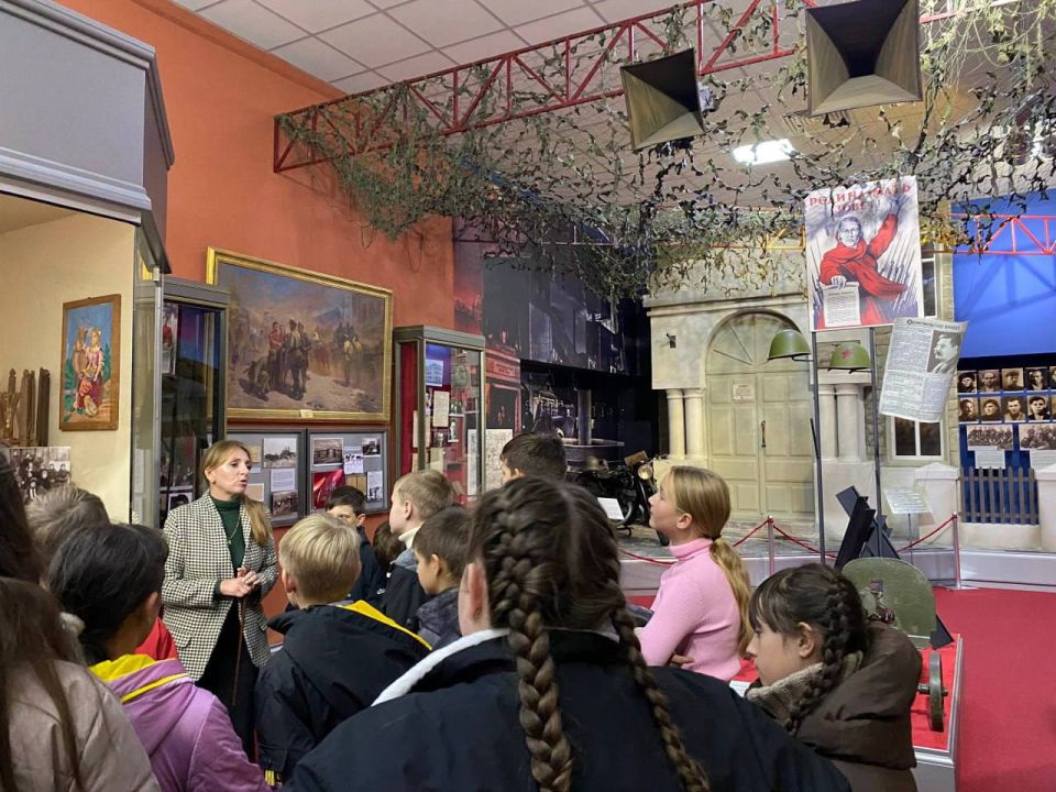 Школьники из Красного Луча и Перевальска приняли участие в марафоне, посвященном подвигу участников подпольной организации «Молодая гвардия» Школьники из Красного Луча и Перевальска приняли участие в марафоне, посвященном подвигу участников подпольной организации «Молодая гвардия»