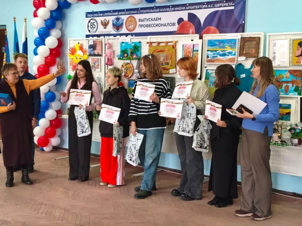 Выставка-конкурс работ "Лучики света" прошла в Луганске Выставка-конкурс работ "Лучики света" прошла в Луганске