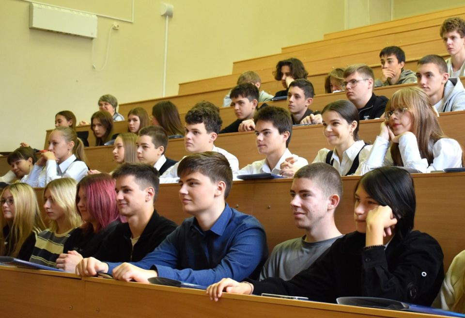 Ученики Лутугинской средней школы №2 посетили педагогический университет Ученики Лутугинской средней школы №2 посетили педагогический университет