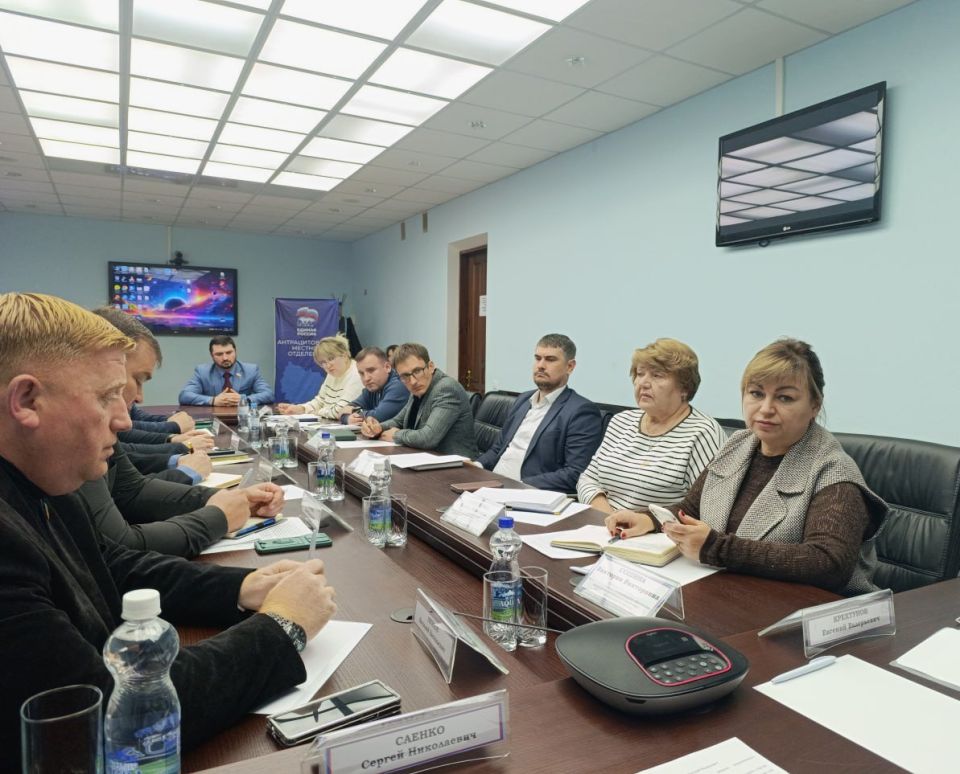 Министр природных ресурсов и экологии Луганской Народной Республики провел выездное рабочее совещание в Антрацитовском муниципальном округе Министр природных ресурсов и экологии Луганской Народной Республики провел выездное рабочее совещание в Антрацитовском муниципальном округе