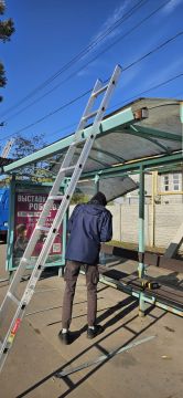 Сотрудники МУП «Луганскгортранс» отремонтировали крышу остановочного пункта на остановке «23-линия»