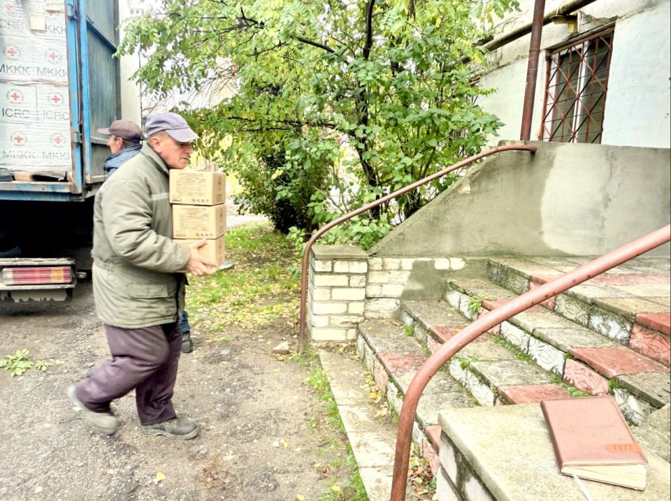 Общество Красного Креста г. Луганска передали в Рубежное очередную гуманитарную помощь Общество Красного Креста г. Луганска передали в Рубежное очередную гуманитарную помощь