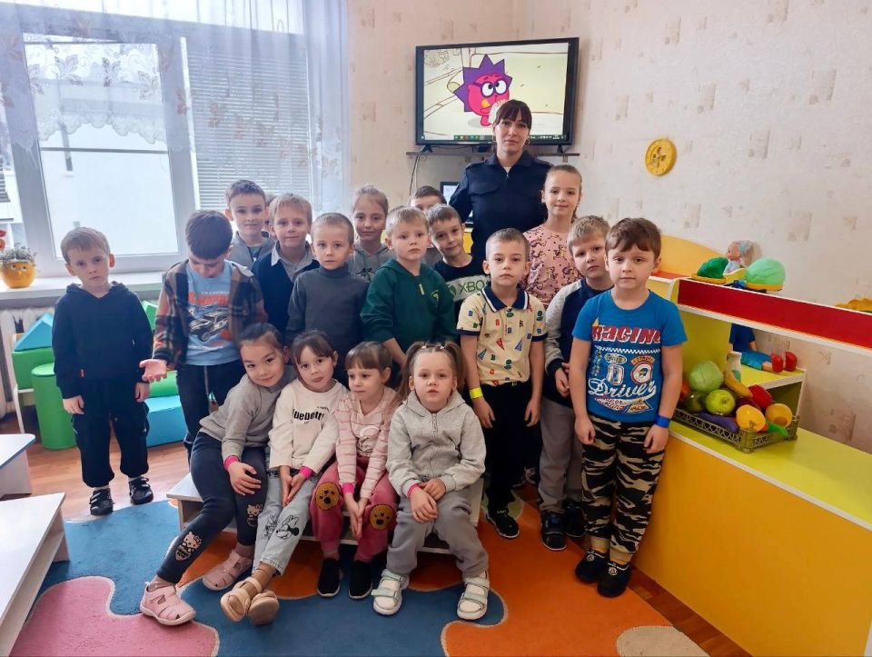 В Луганске автоинспекторы рассказали детям о важности использования световозвращающих элементов В Луганске автоинспекторы рассказали детям о важности использования световозвращающих элементов