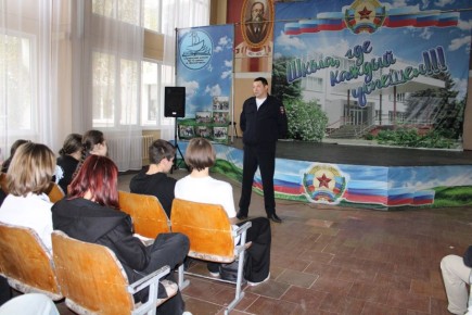 Транспортные полицейские и прокуроры провели в Луганске профилактические мероприятия для школьников