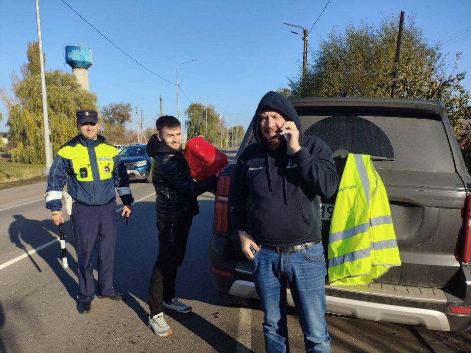 111111 Дорожные полицейские ЛНР помогли водителю, у которого закончился бензин на трассе 111111 Дорожные полицейские ЛНР помогли водителю, у которого закончился бензин на трассе