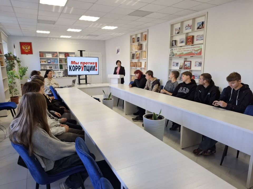 23 октября в центральной библиотеке им. Г. Сковороды студенты Ровеньковского горного колледжа приняли активное участие в актуальном диалоге-обсуждении о причинах и последствиях коррупционных проявлений в современном обществе 23 октября в центральной библиотеке им. Г. Сковороды студенты Ровеньковского горного колледжа приняли активное участие в актуальном диалоге-обсуждении о причинах и последствиях коррупционных проявлений в современном обществе