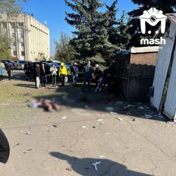 Взрыв в Луганске. Со слов очевидцев,  медики увезли мужчину с оторванной ногой, сообщает канал «Mash на Донбассе»