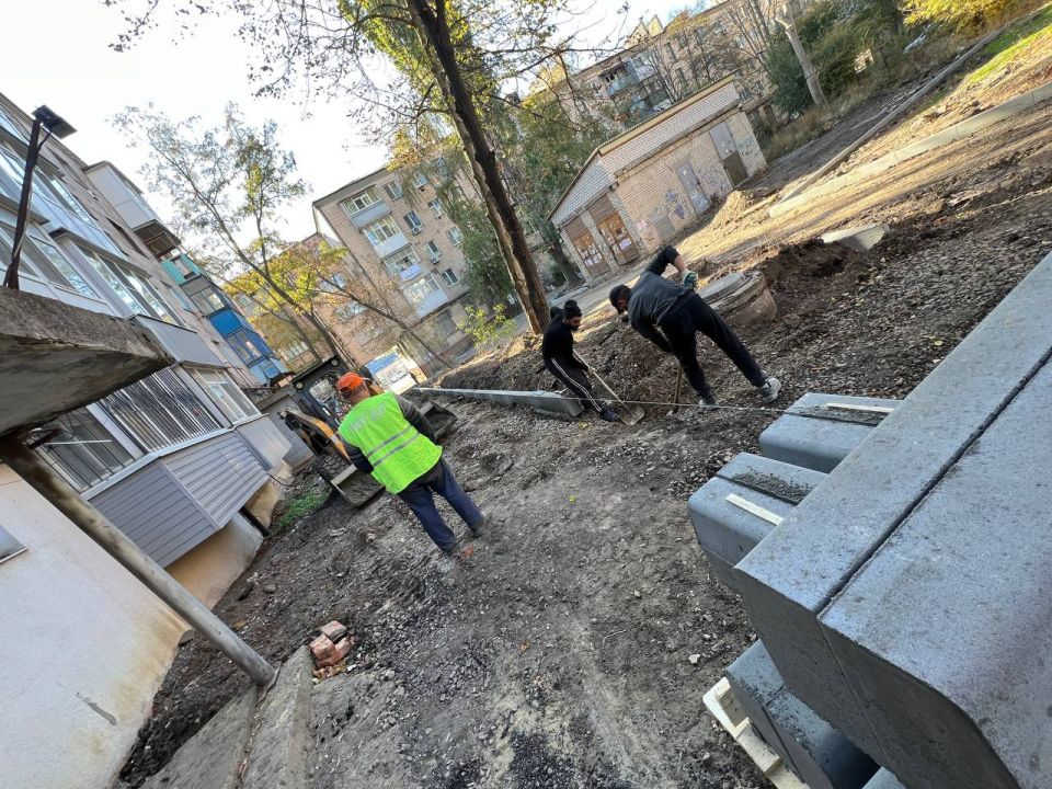 Сергей Козенко: В Краснодоне в рамках плана по ремонту дорог Краснодонского муниципального округа на 2025 год продолжаются работы по восстановлению участка внутриквартальной дороги в районе улицы Микроцентр, дом 1 и площади... Сергей Козенко: В Краснодоне в рамках плана по ремонту дорог Краснодонского муниципального округа на 2025 год продолжаются работы по восстановлению участка внутриквартальной дороги в районе улицы Микроцентр, дом 1 и площади...