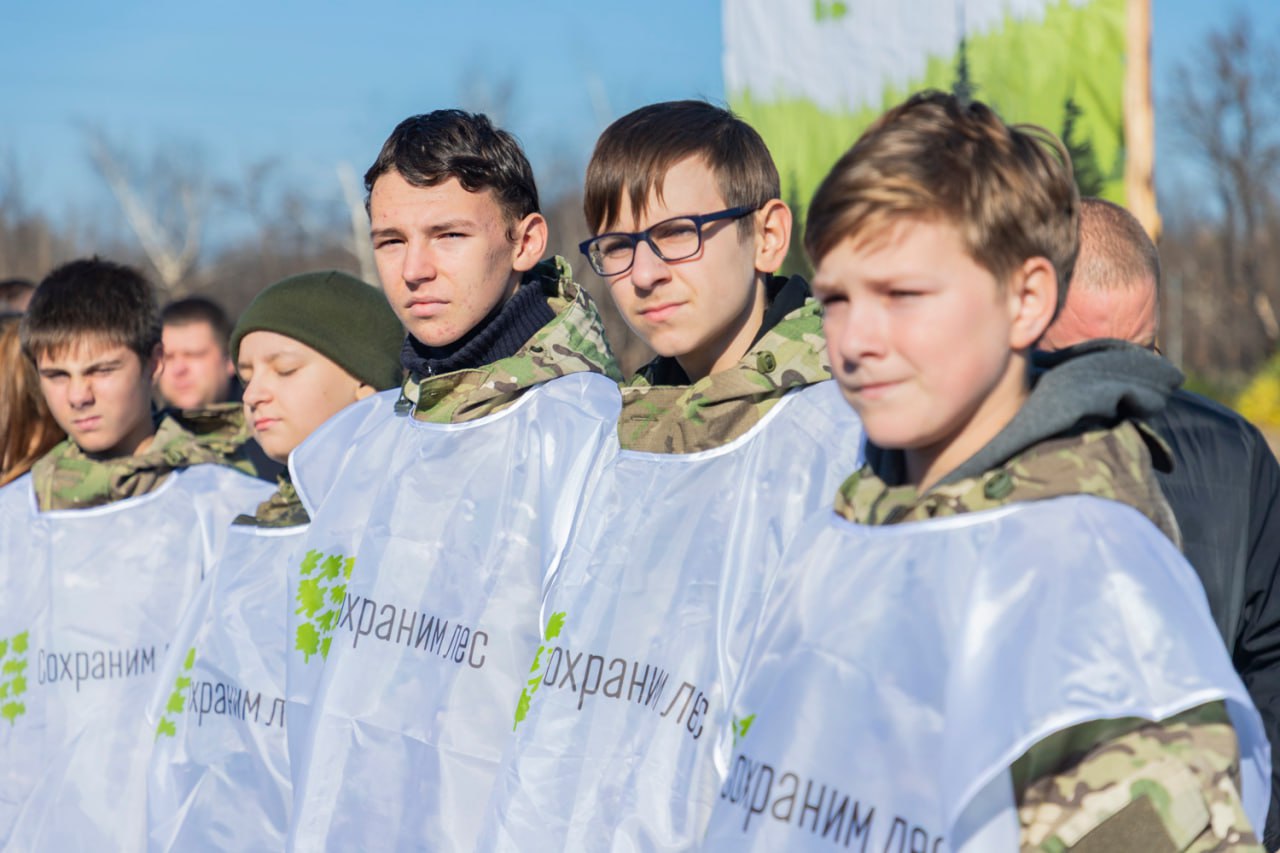 Леонид Пасечник: на территории Станично-Луганского лесничества высадили более 10 тысяч сосновых саженцев на двух гектарах Леонид Пасечник: на территории Станично-Луганского лесничества высадили более 10 тысяч сосновых саженцев на двух гектарах