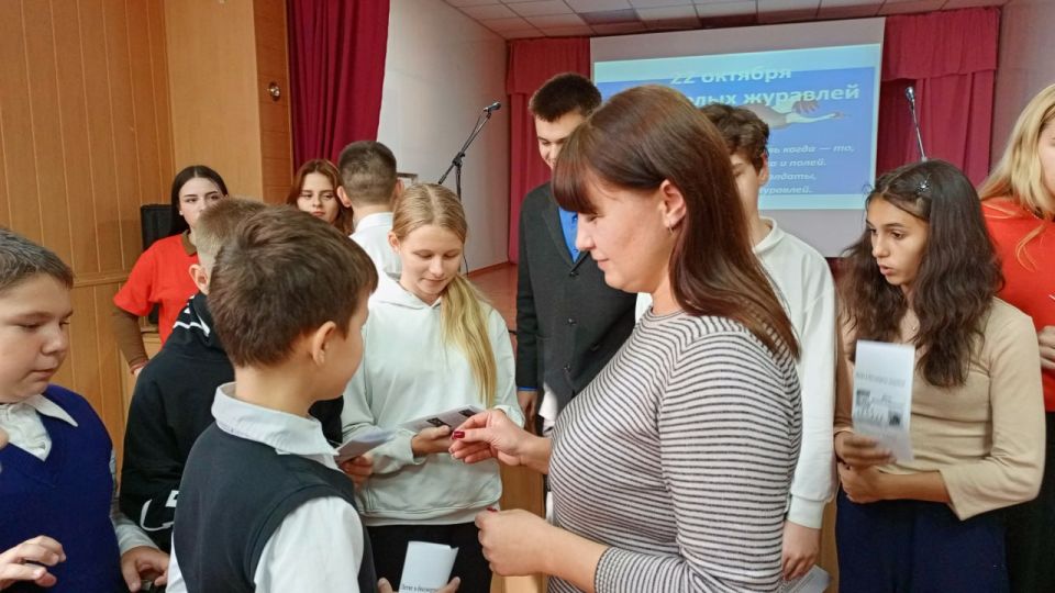 В рамках проекта «Историческая память» партии «Единая Россия» активисты первичного отделения №8 совместно с творческими работниками сельского клуба и библиотеки провели литературный час, посвященный Дню памяти белых журавлей... В рамках проекта «Историческая память» партии «Единая Россия» активисты первичного отделения №8 совместно с творческими работниками сельского клуба и библиотеки провели литературный час, посвященный Дню памяти белых журавлей...
