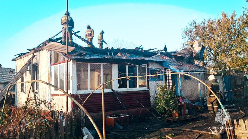 Спасатели МЧС России отстояли от огня летнюю кухню и другие хозпостройки Спасатели МЧС России отстояли от огня летнюю кухню и другие хозпостройки