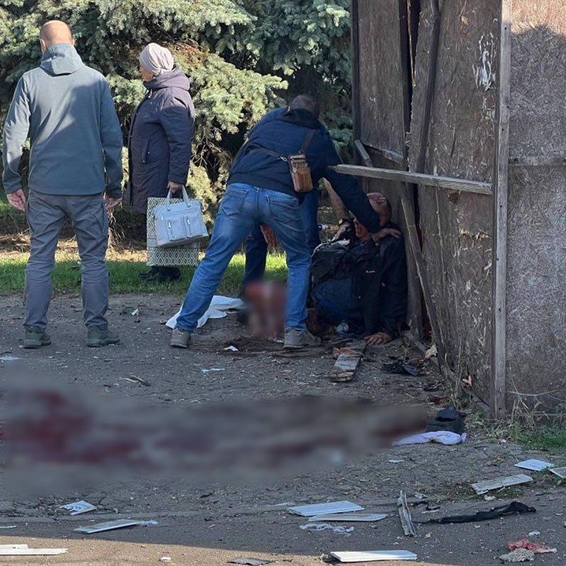 Минимум два человека пострадали при взрыве в Луганске — по словам очевидцев, мужчина пнул колонку, из которой играла песня "Океана Эльзы", у него оторвало ногу Минимум два человека пострадали при взрыве в Луганске — по словам очевидцев, мужчина пнул колонку, из которой играла песня "Океана Эльзы", у него оторвало ногу