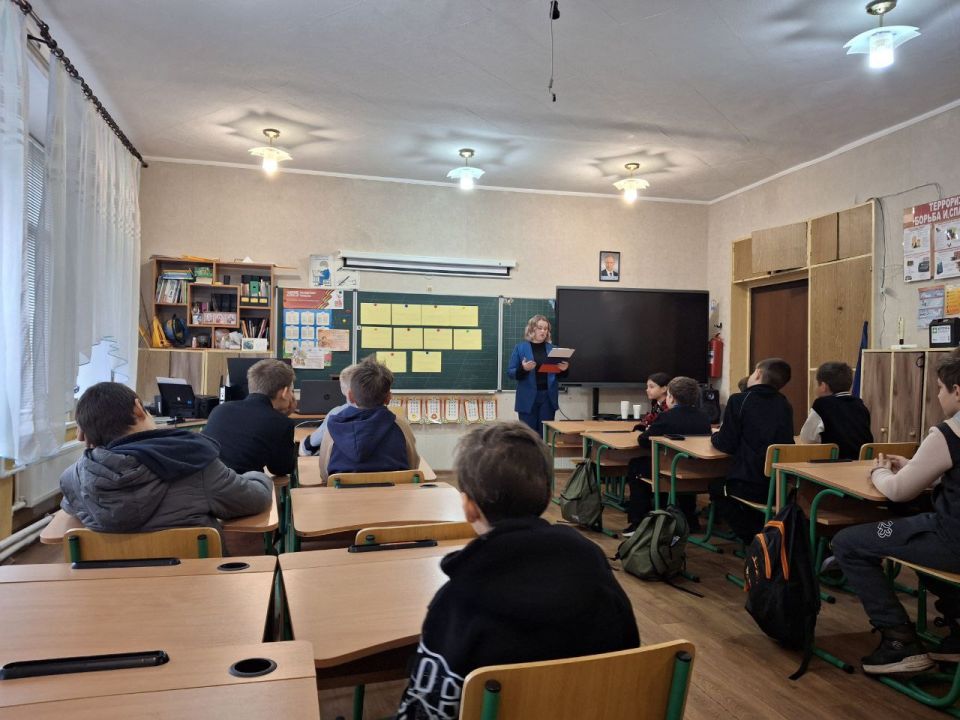 Сегодня, специалистами городского дворца культуры проведена информационная беседа «Поведение в общественных местах» для школьников ЛСШ №2 Сегодня, специалистами городского дворца культуры проведена информационная беседа «Поведение в общественных местах» для школьников ЛСШ №2