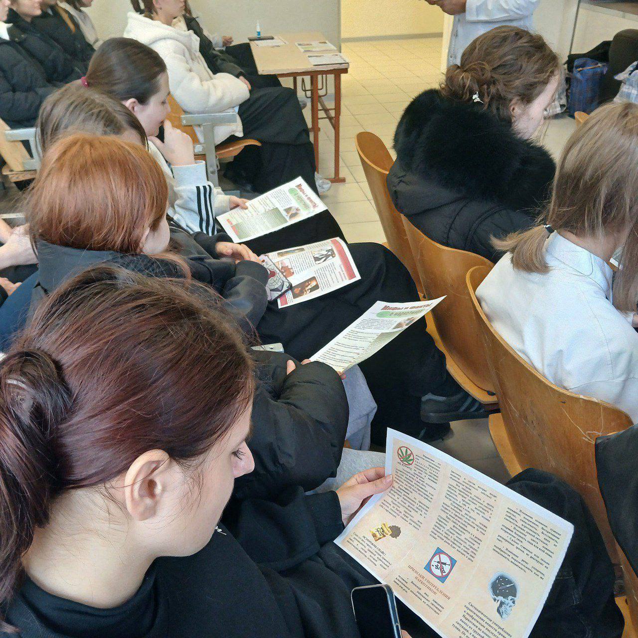 Специалист Славяносербской ЦРБ провела лекции о вреде зависимостей и профилактике в Славяносербской школе им.Д.Полянского Специалист Славяносербской ЦРБ провела лекции о вреде зависимостей и профилактике в Славяносербской школе им.Д.Полянского