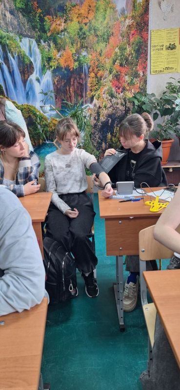 Сегодня сотрудники ГБУЗ «Свердловский противотуберкулезный диспансер» провели профориентацию учащихся старших классов ГБОУ ЛНР " «Астаховский учебно-воспитательный комплекс» на тему: «Кем я буду?» Сегодня сотрудники ГБУЗ «Свердловский противотуберкулезный диспансер» провели профориентацию учащихся старших классов ГБОУ ЛНР " «Астаховский учебно-воспитательный комплекс» на тему: «Кем я буду?»