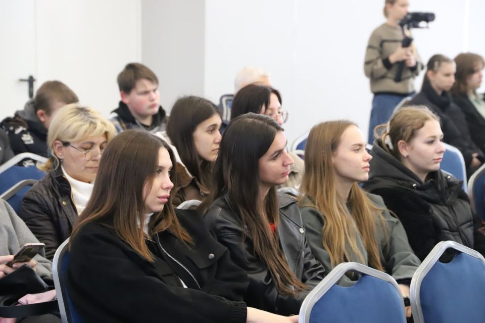 111Полицейские регионального МВД рассказали юным жителям республики, как уберечь себя от опасностей в интернете 111Полицейские регионального МВД рассказали юным жителям республики, как уберечь себя от опасностей в интернете