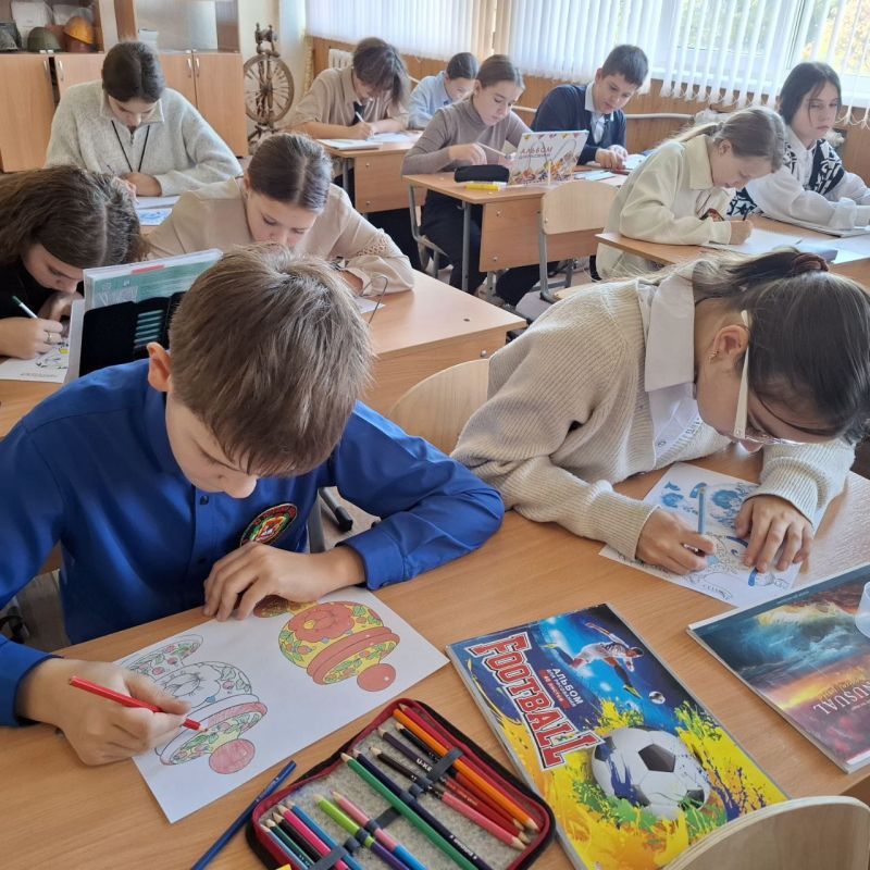 В преддверии Дня народного единства, который вся Россия отмечает 4 ноября, в Брянковской средней школе № 9 прошел конкурс рисунков «Вместе мы сила» В преддверии Дня народного единства, который вся Россия отмечает 4 ноября, в Брянковской средней школе № 9 прошел конкурс рисунков «Вместе мы сила»