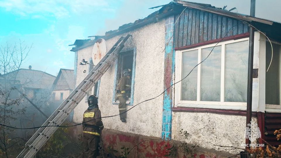 Спасатели МЧС России отстояли от огня летнюю кухню и другие хозпостройки