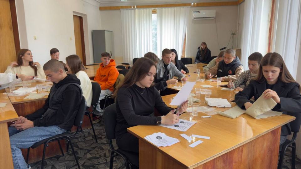 В Антраците прошёл мастер-класс по изготовлению наборов «сухого душа» для бойцов СВО В Антраците прошёл мастер-класс по изготовлению наборов «сухого душа» для бойцов СВО