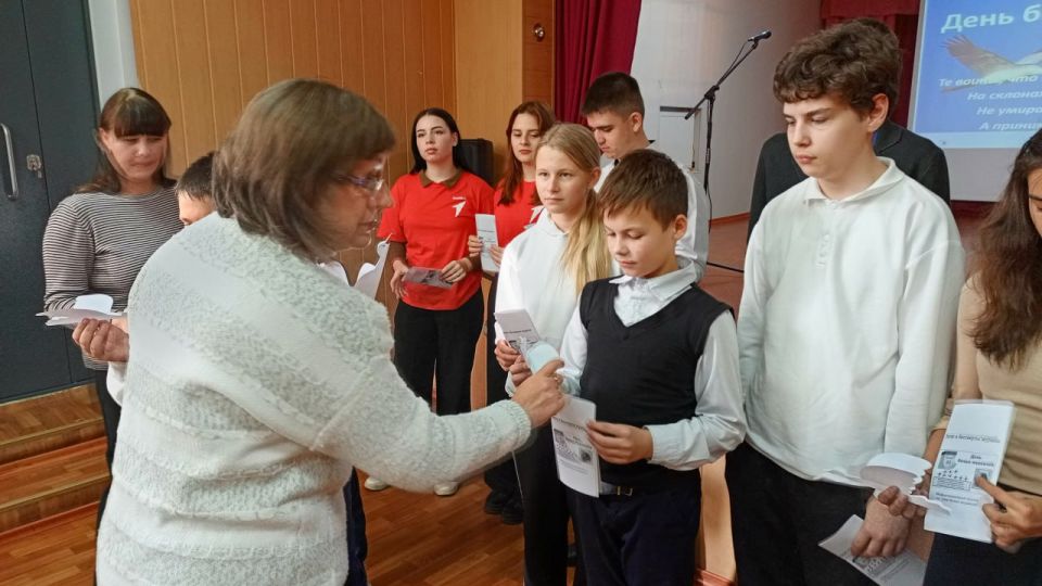 В рамках проекта «Историческая память» партии «Единая Россия» активисты первичного отделения №8 совместно с творческими работниками сельского клуба и библиотеки провели литературный час, посвященный Дню памяти белых журавлей... В рамках проекта «Историческая память» партии «Единая Россия» активисты первичного отделения №8 совместно с творческими работниками сельского клуба и библиотеки провели литературный час, посвященный Дню памяти белых журавлей...