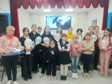 22 октября в клубе пгт. Хрустальное (филиал №5 МБУК «Краснолучский дворец культуры им. В.И. Ленина») прошел торжественный клубный час «Летели в небо журавли…», посвященный Дню белых журавлей
