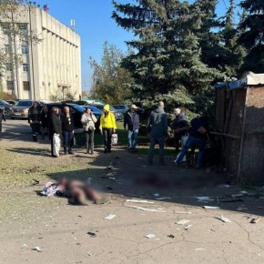Минимум два человека пострадали при взрыве в Луганске — по словам очевидцев, мужчина пнул колонку, из которой играла песня "Океана Эльзы", у него оторвало ногу