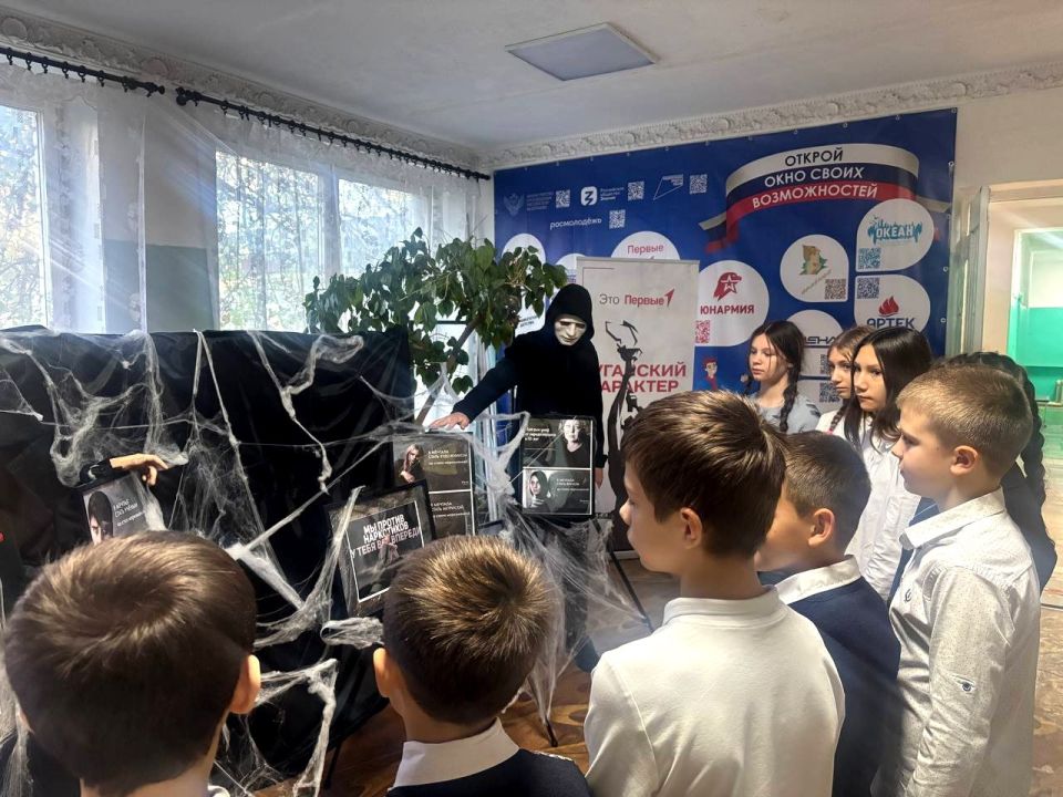 В Ровеньковской школе №3 открылась выставка под названием "Наркомания обезличивает и уничтожает мечты" В Ровеньковской школе №3 открылась выставка под названием "Наркомания обезличивает и уничтожает мечты"