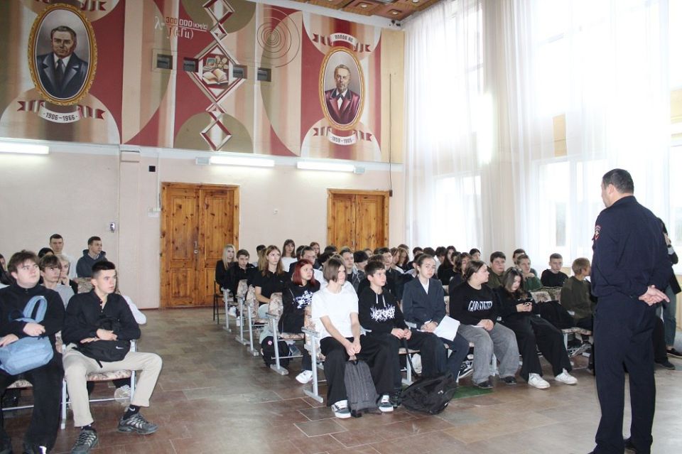 Транспортные полицейские и прокуроры провели в Луганске профилактические мероприятия для школьников Транспортные полицейские и прокуроры провели в Луганске профилактические мероприятия для школьников