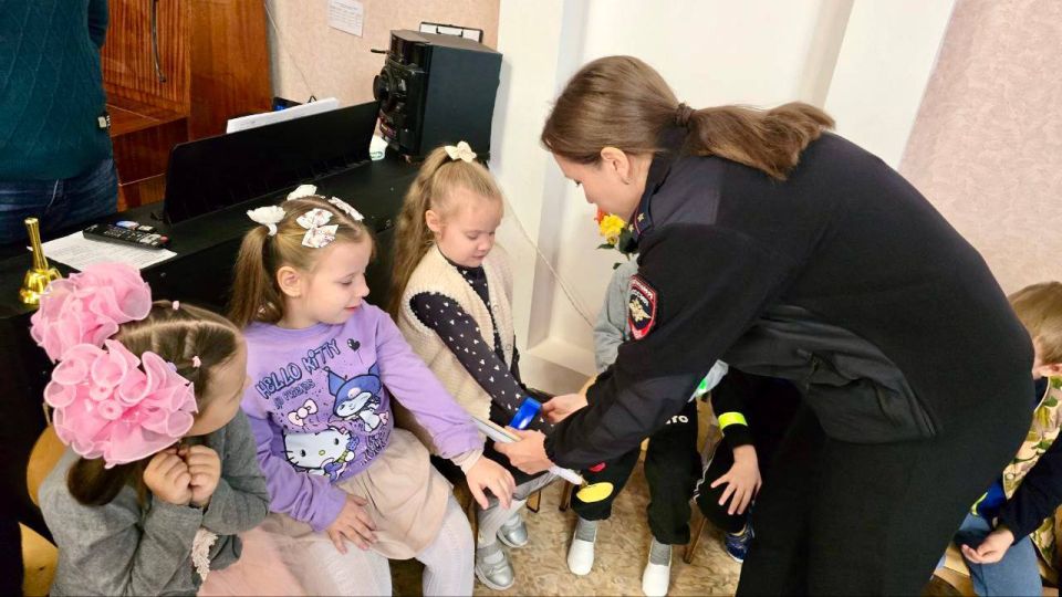 В Луганске автоинспекторы рассказали детям о важности использования световозвращающих элементов В Луганске автоинспекторы рассказали детям о важности использования световозвращающих элементов