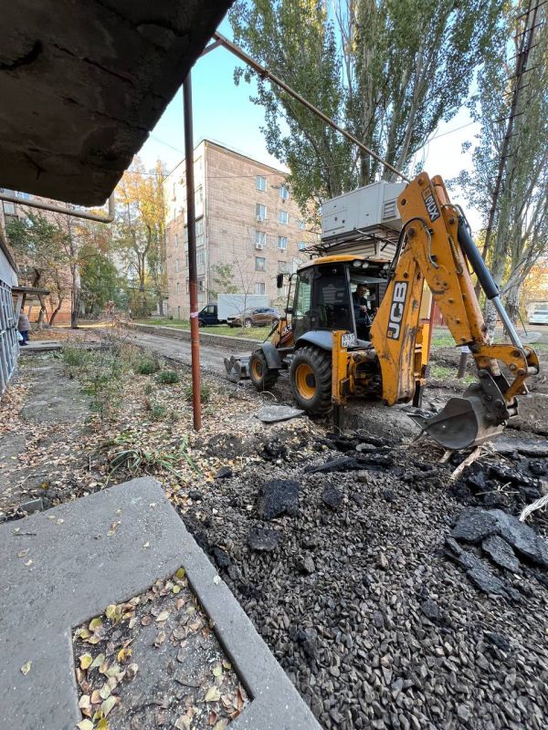 Сергей Козенко: В Краснодоне в рамках плана по ремонту дорог Краснодонского муниципального округа на 2025 год продолжаются работы по восстановлению участка внутриквартальной дороги в районе улицы Микроцентр, дом 1 и площади... Сергей Козенко: В Краснодоне в рамках плана по ремонту дорог Краснодонского муниципального округа на 2025 год продолжаются работы по восстановлению участка внутриквартальной дороги в районе улицы Микроцентр, дом 1 и площади...