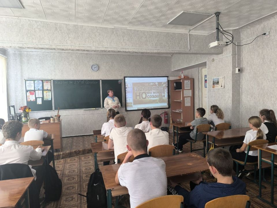 Сегодня в рамках профмастерской «Профессии региона» специалисты сектора профессионального обучения и профессиональной ориентации центра занятости населения в Беловодском районе провели профориентационный урок на тему «Выбор... Сегодня в рамках профмастерской «Профессии региона» специалисты сектора профессионального обучения и профессиональной ориентации центра занятости населения в Беловодском районе провели профориентационный урок на тему «Выбор...